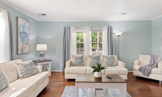 North Raleigh Casa | Graceful Getaway Fire Pit, Deck & Games Near Dwntn