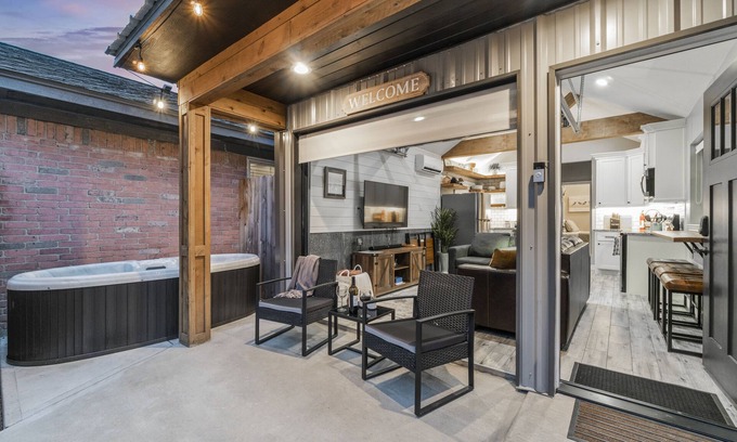 Spring Otro | HOT TUB! 400 Sf Spacious, Private Tiny Home Experience!