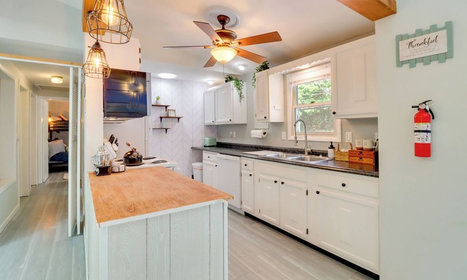 Albrightsville Cabaña | Albrightsville Cottage w/ Private Deck + Hot Tub!
