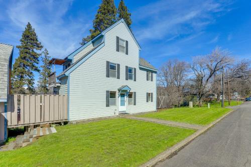 Hood River Casa | Hot Tub and Decks Central Hood River Townhome!