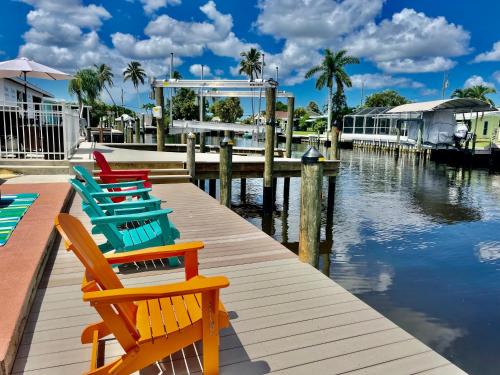 Matlacha Casa | Hot tub and Dock Gilligan's on the Island