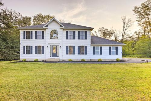 Tobyhanna Casa | Hot Tub and Fire Pit Family Home in Tobyhanna