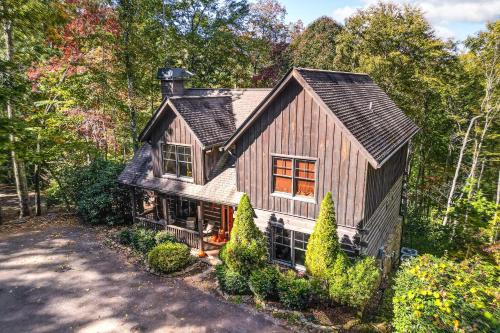 Franklin Casa | Hot Tub and Fire Pit Getaway Near Nantahala Gorge!