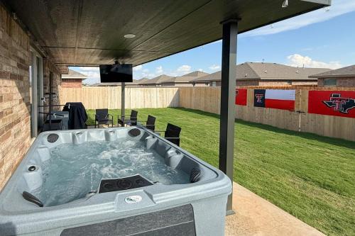 Lubbock Casa | Hot Tub and Game Room Raider Resort in Lubbock