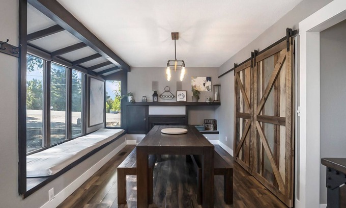 Redmond Casa | Hot Tub and Mountain Views! Modern & Spacious Home