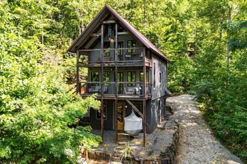Old Fort Casa | Hot Tub and Mtn Views Modern Old Fort Hideaway!