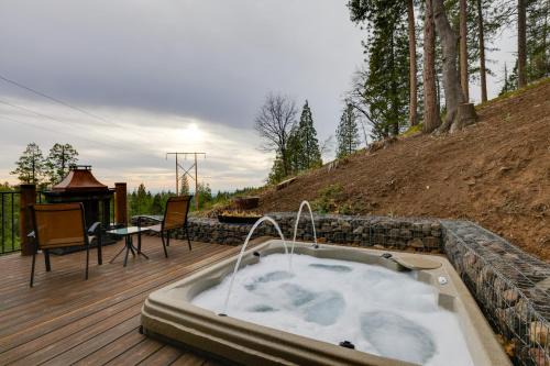 Twain Harte Casa | Hot Tub and Scenic Views Luxury Twain Harte Cabin!