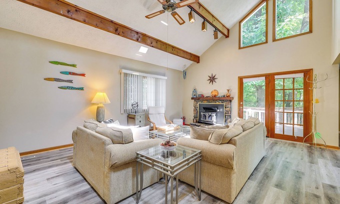 Holiday Island Casa | Hot Tub at Mountain-View Ozarks Retreat!