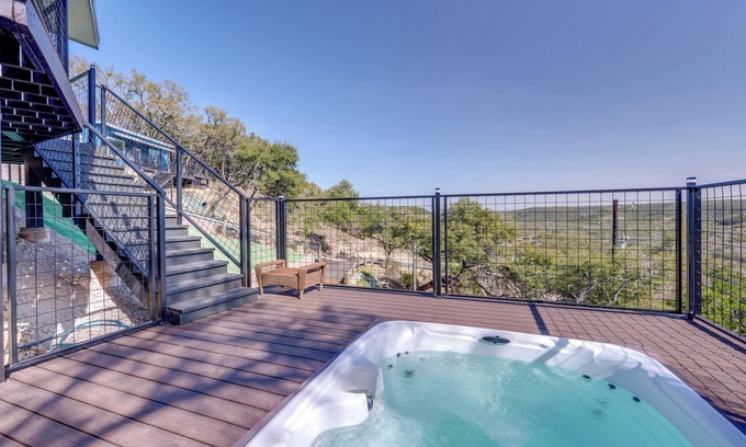 Canyon Lake Cabina | Hot Tub, Boat Ramp: Cabin Close to Canyon Lake