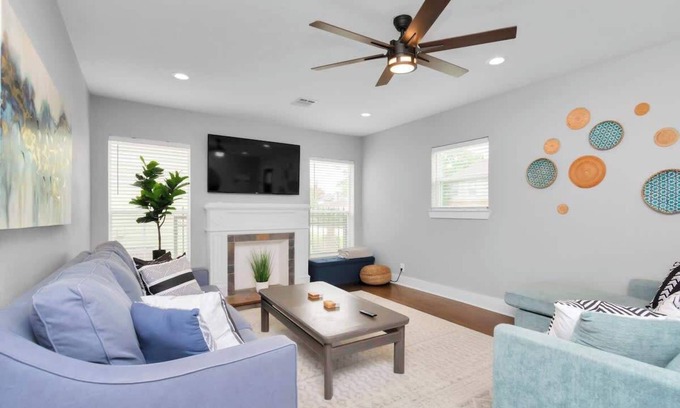 MacGregor Casa | HOT TUB! + Close to Downtown & Med Center