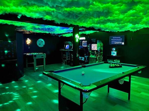 Westside Norwich Casa | Hot Tub & Cloud Ceiling House