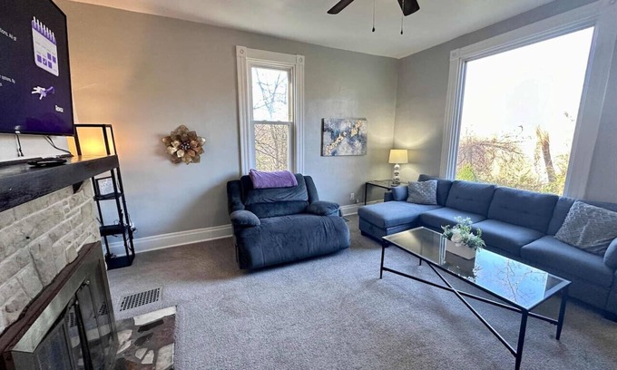 South Hills Casa | HOT TUB Cozy Woodsy retreat close to the City
