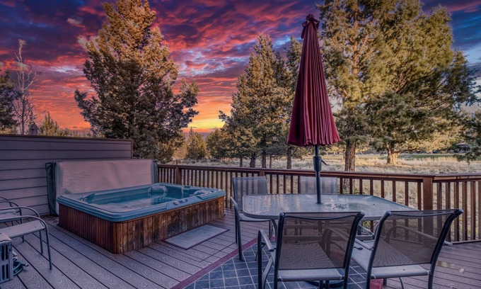 Redmond Casa | HOT TUB, Eagle Crest Condo on Golf Course, DOGS OK