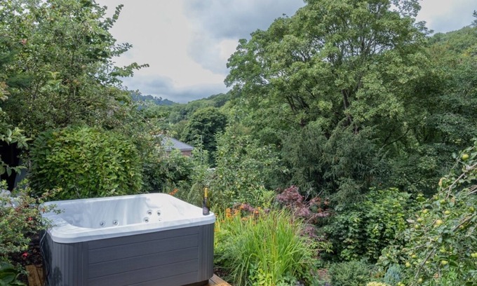 Llangollen Casa | Hot Tub Escape Stunning Scenery Large 4BR Home