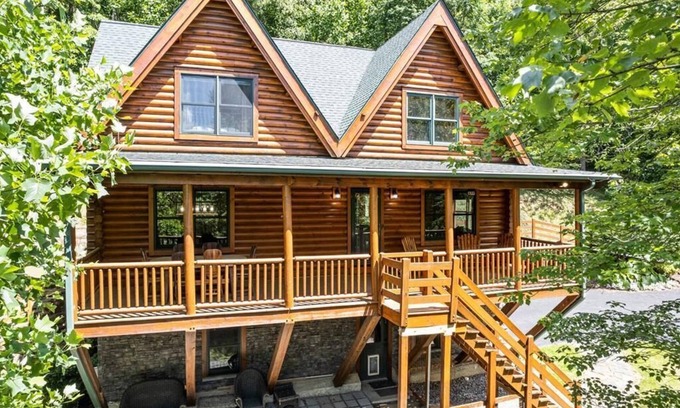 Waynesville Cabina | Hot Tub, Fiber-optic WiFi, Pool Table, Playground, Privacy. Cozy Log Cabin