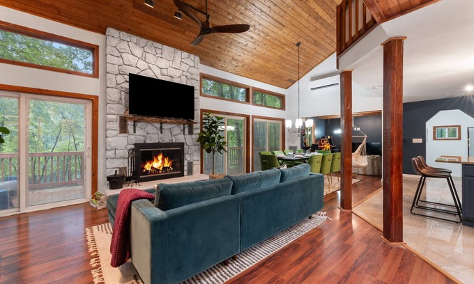 East Stroudsburg Casa | Hot Tub, Fire Pit, Games! Poconos Private Retreat