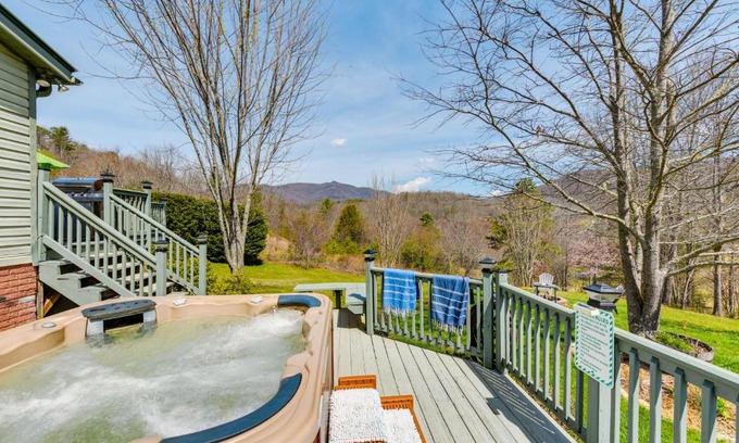 Balsam Grove Apartamento | Hot Tub, Fire Pit and Views Balsam Grove Getaway