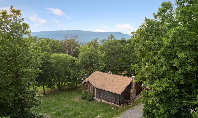 Shenandoah Cabina | Hot tub, fire pit, BBQ, dogs friendly, National Park, Luray caverns, Massanutten