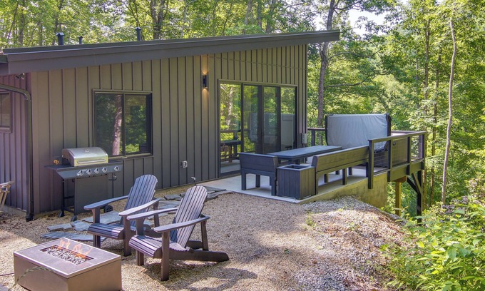 Fairview Cabina | Hot Tub & Fire Pit: Cabin in Black Mountain!