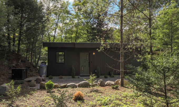 Sunday River Area Cabina | Hot Tub + Fire Pit + King Bed + River - Cozy Cabin