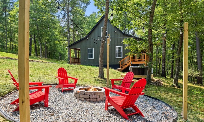 Mount Jackson Casa | Hot Tub, Fire Pit, Grill, Screened Porch & WiFi