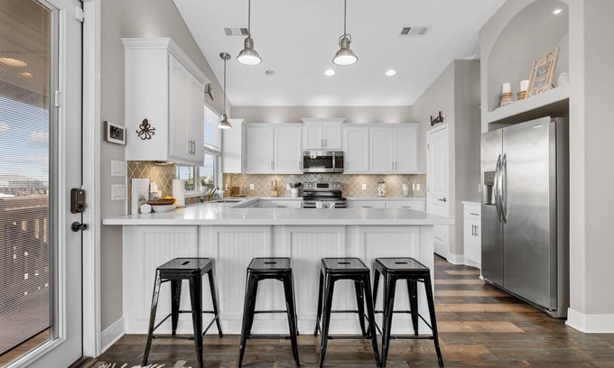 Crystal Beach Casa | Hot Tub + Firepit! Elevator, Dogs ok - Summer Deals !