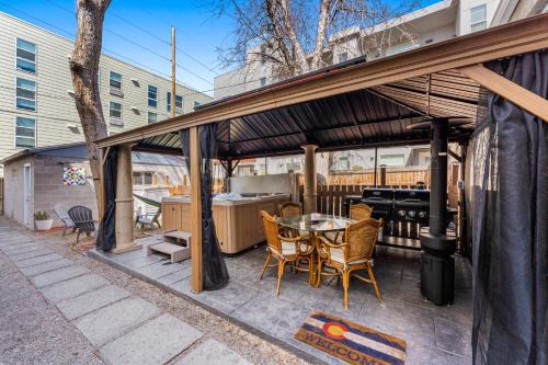 Five Points Casa | HOT TUB Firepit Pool Table Patio Cozy Downtown Denver