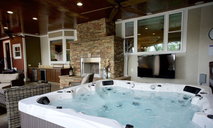 Greater South Side Casa | Hot Tub,Fireplace,Near Airport/Downtown,Sleeps 9