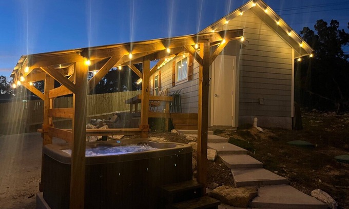 Spring Branch Cabaña | Hot tub, free WiFi, pet friendly, 10 minutes to Canyon Lake/boat ramp