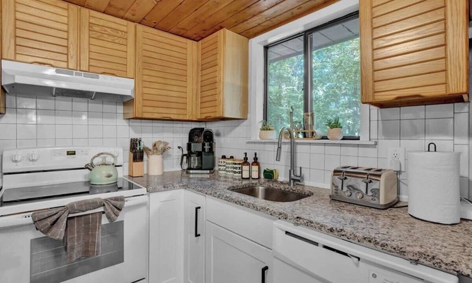 East Stroudsburg Cabina | Hot Tub, Game Room, Fireplace, Mins to Ski, Pets