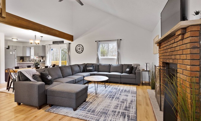 Albrightsville Cabaña | Hot tub/Game Room: Relax & Unwind @ Zara’s Cottage
