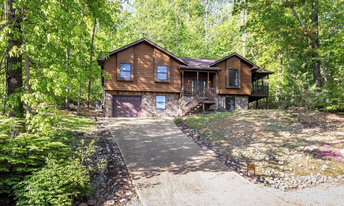 McGaheysville Casa | Hot Tub, Game Room & Mountain Views