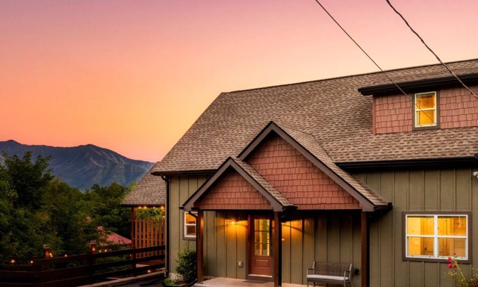 Chalet Village Cabina | Hot Tub, Game Room, Fire Pit, VIEWS, Luxe Modern - Coyote Cabin