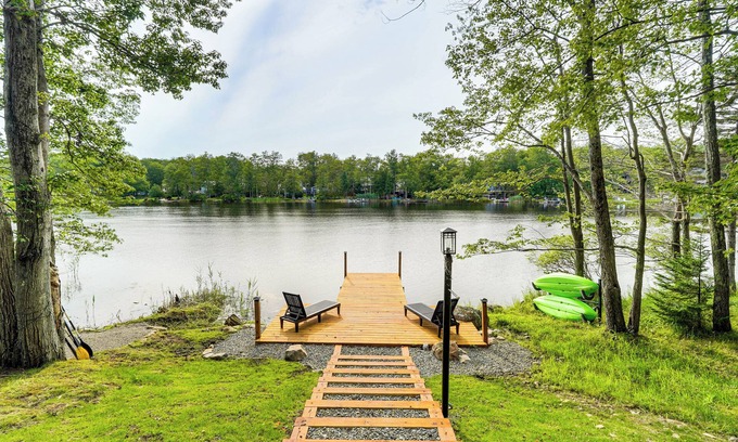 Tobyhanna Casa | Hot Tub + Game Room! Lakefront Gem in Pocono Mtns