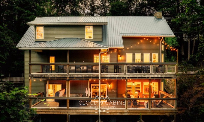 Chalet Village Cabina | Hot Tub, Game Room, Theater, Fire Pit, VIEWS, Luxury! - Ski View Lodge