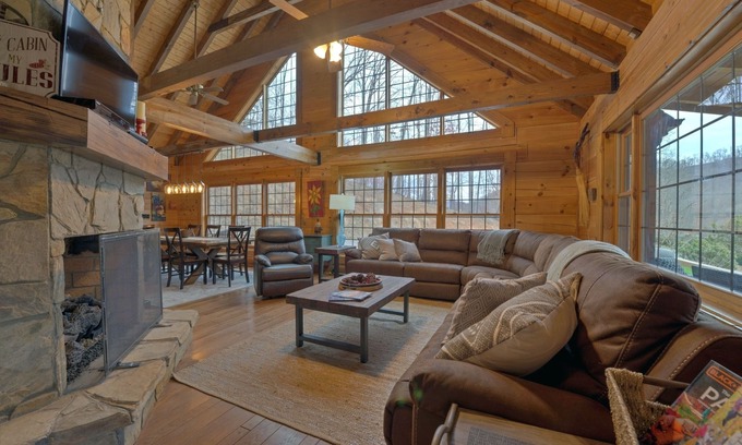 Burnsville Cabina | Hot Tub, Game Room & Valley Views + Biltmore Pass | Peaceful Mountain Lodge