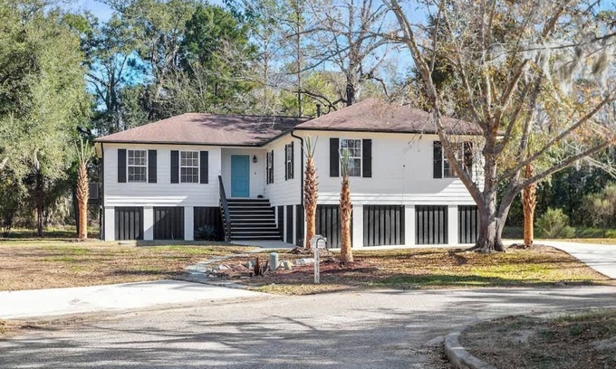 North Charleston Casa | Hot Tub Haven! 7 Beds Endless Summer