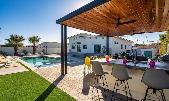 Desert Hot Springs Casa | *Hot Tub Heat included* | 2 King suites | EV charger