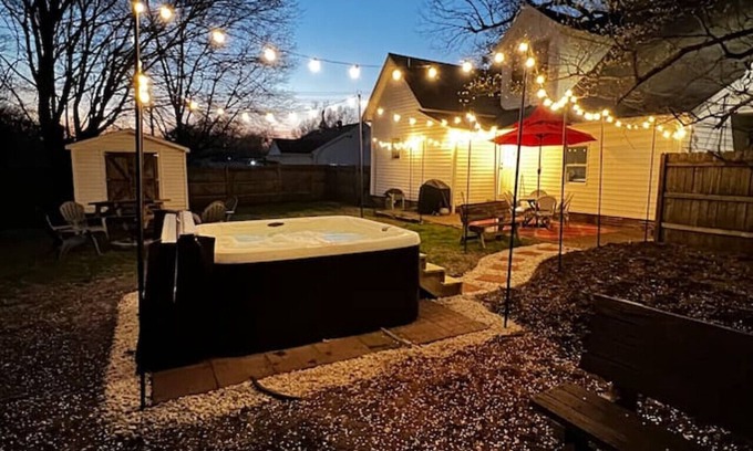 Graham Casa | Hot tub heaven w/ 12 ft ceilings + stunning bath