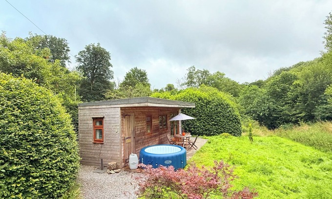 Carmarthen Cabina | Hot Tub Hideaway- The Nature’s Nook Retreat- Rural Carmarthen