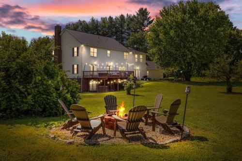 Lakeview Casa | Hot Tub - Home Gym - Fire Pit - Game Room - Private Footpath to Winery