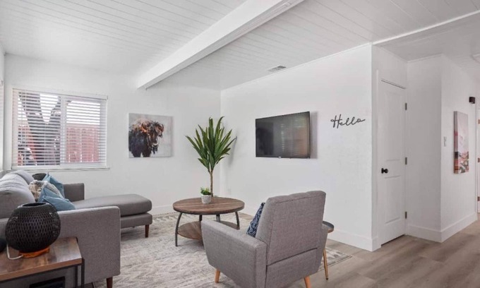 West Sacramento Casa | Hot Tub * King Bed * Workspace * 10 Mins to DT