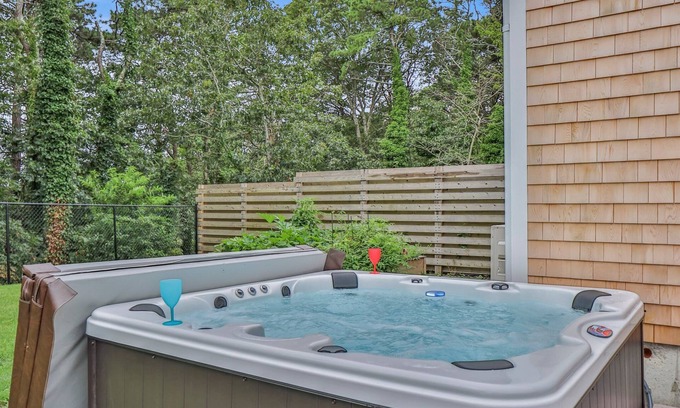 Eastham Condominio | Hot Tub - King Bed - Fireplace and Firepit - walk to Pond