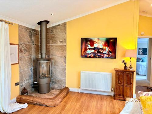 Congleton Apartamento | Hot Tub, Lake View, Peaceful Woodland Retreat
