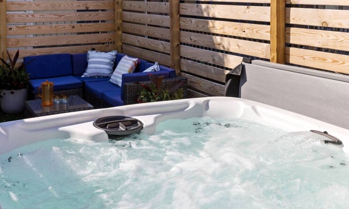 Lawrenceville Apartamento | Hot Tub | Light & Bright w/Deck | Walk to Butler!