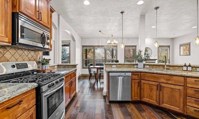 Southeast Boise Casa | Hot Tub- Luxury- 6 Bedrooms- 2 Patios