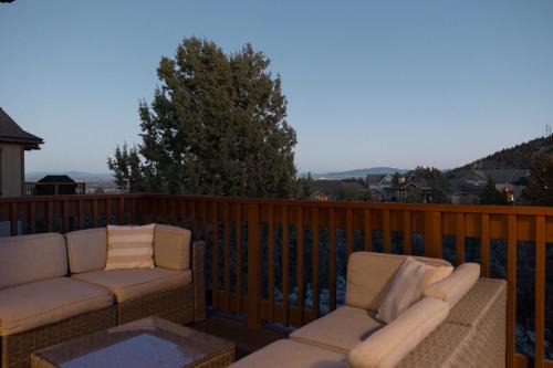 Redmond Casa | Hot-Tub - Modern 5BDR Family Retreat - Sleeps 11