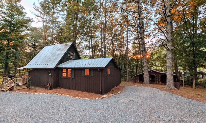 Hillsville Cabina | HOT TUB! Nature Delight! 2 Acre Cabin Hot Tub- Creek & Dog Friendly Fast WIFI!