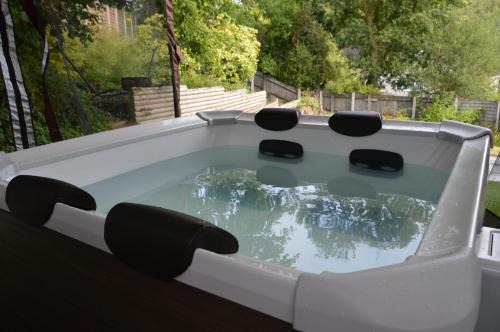 Mumbles Casa | Hot Tub Oasis by the Sea & Woods