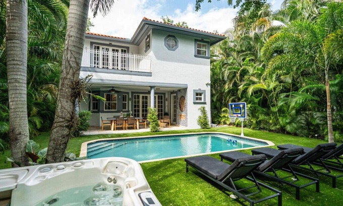 Miami Shores Villa | Hot tub, Pool, Lush Backyard, Outdoor Dining w/BBQ Versace Villa in Miami Shores